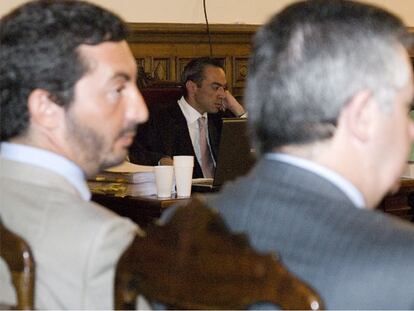 Arnaud Frabrice Albouhair, de perfil, junto a Roca, con Urquía al fondo, durante el juicio.