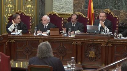 Los miembros del Tribunal Supremo escuchan a uno de los testigos en el juicio al 'procés'.