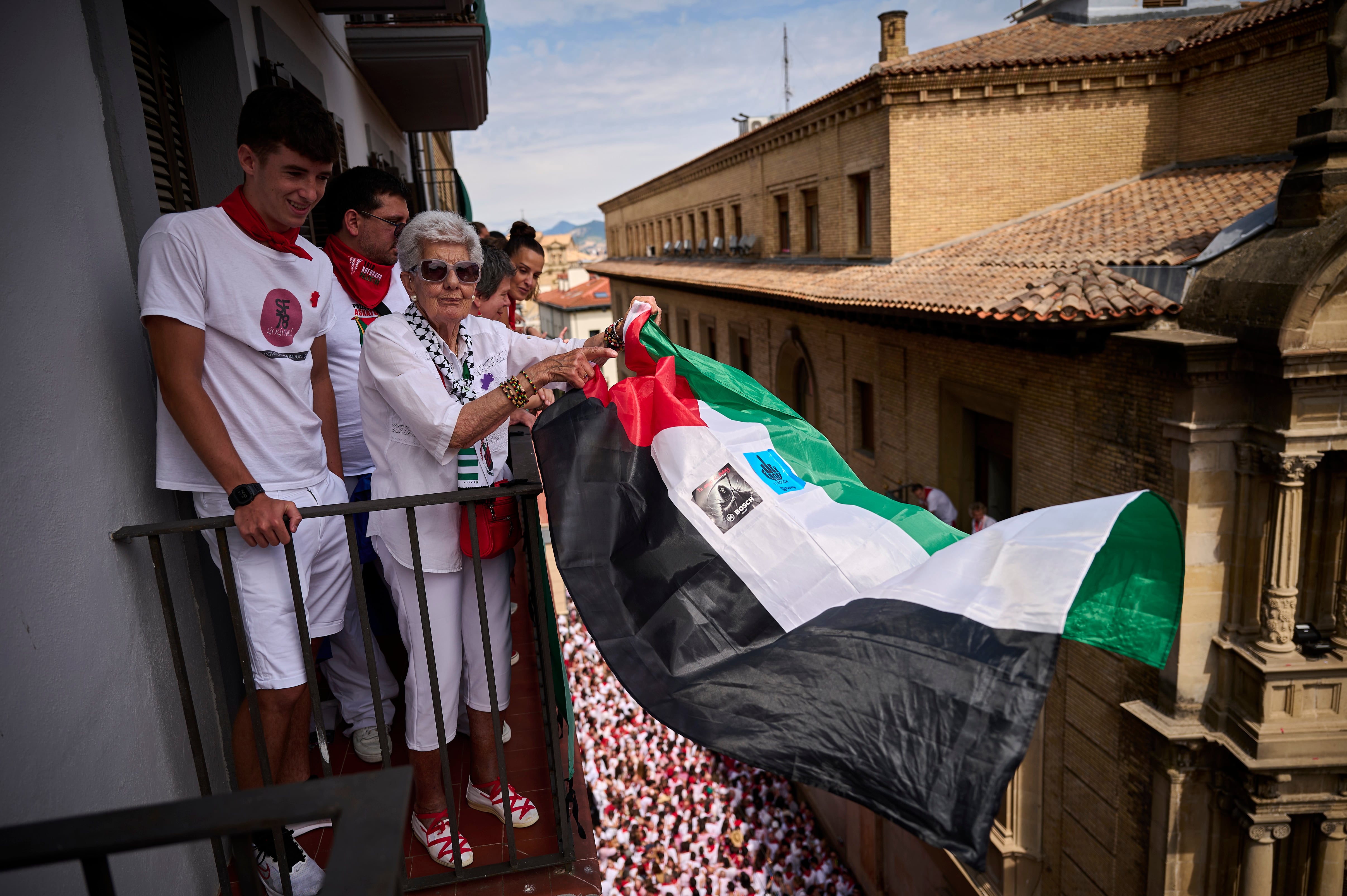 Un momento del chupinazo, acto que dio comienzo ayer a las fiestas de San Fermín 2025.