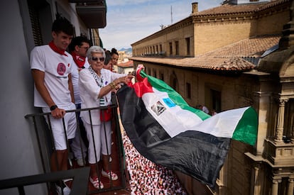 A woman holds a Palestine flag during the traditional chupinazo that celebrates the beginning of the Sanfermines in Pamplona, ​​this Sunday. 