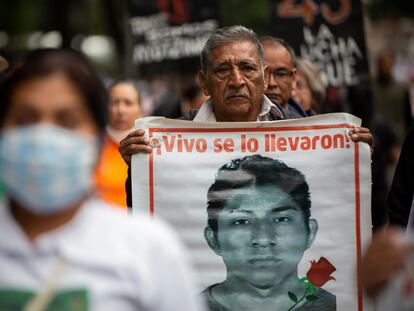 Familiares de los 43 estudiantes normalistas desaparecidos de Ayotzinapa,marchan en Ciudad de México, en agosto de 2022.