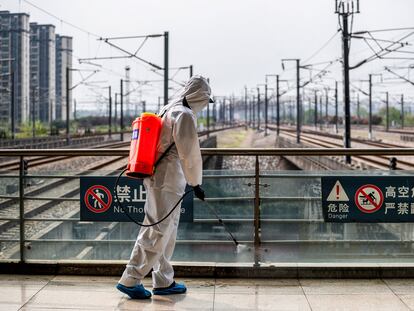 Un trabajador desinfecta la estación de tren de Wuhan, en la provincia China de Hubei.