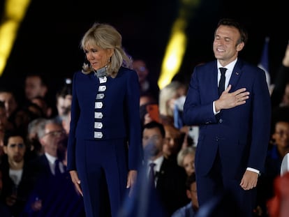 Brigitte y Emmanuel Macron celebran la reelección del presidente francés, este domingo en París.