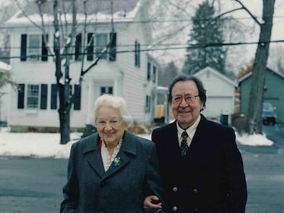 Antonio Márquez y su mujer, Margaret Logan, ante su casa en Hyde Park, en el Estado de Nueva York.