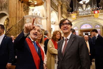 El alcalde de Barcelona, Jaume Collboni, muestra detalles de la basílica de la Mercè al presidente de la Generaltiat, Salvador Illa, antes de la misa de la patrona, este martes.