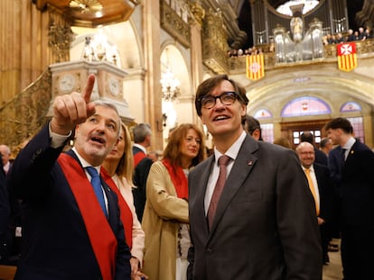 El alcalde de Barcelona, Jaume Collboni, muestra detalles de la basílica de la Mercè al presidente de la Generaltiat, Salvador Illa, antes de la misa de la patrona, este martes.