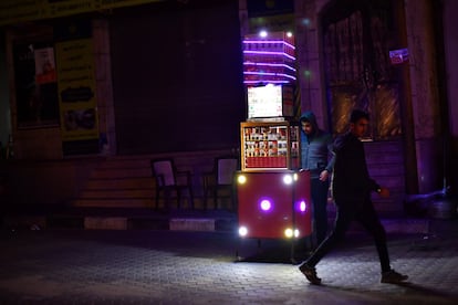 Cuando el sol cae, las calles se vacían, pero las salas de billar y las panaderías continúan operando a través de la oscuridad impuesta por la noche y por los constantes cortes de energía en Gaza. Durante su viaje, el fotógrafo fue advertido por funcionarios y transeúntes de no fotografiar los puestos de control de Hamás y las instalaciones militares.