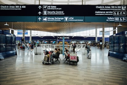 Pasajeros esperando el embarque en el aeropuerto de Helsinki (Finlandia).