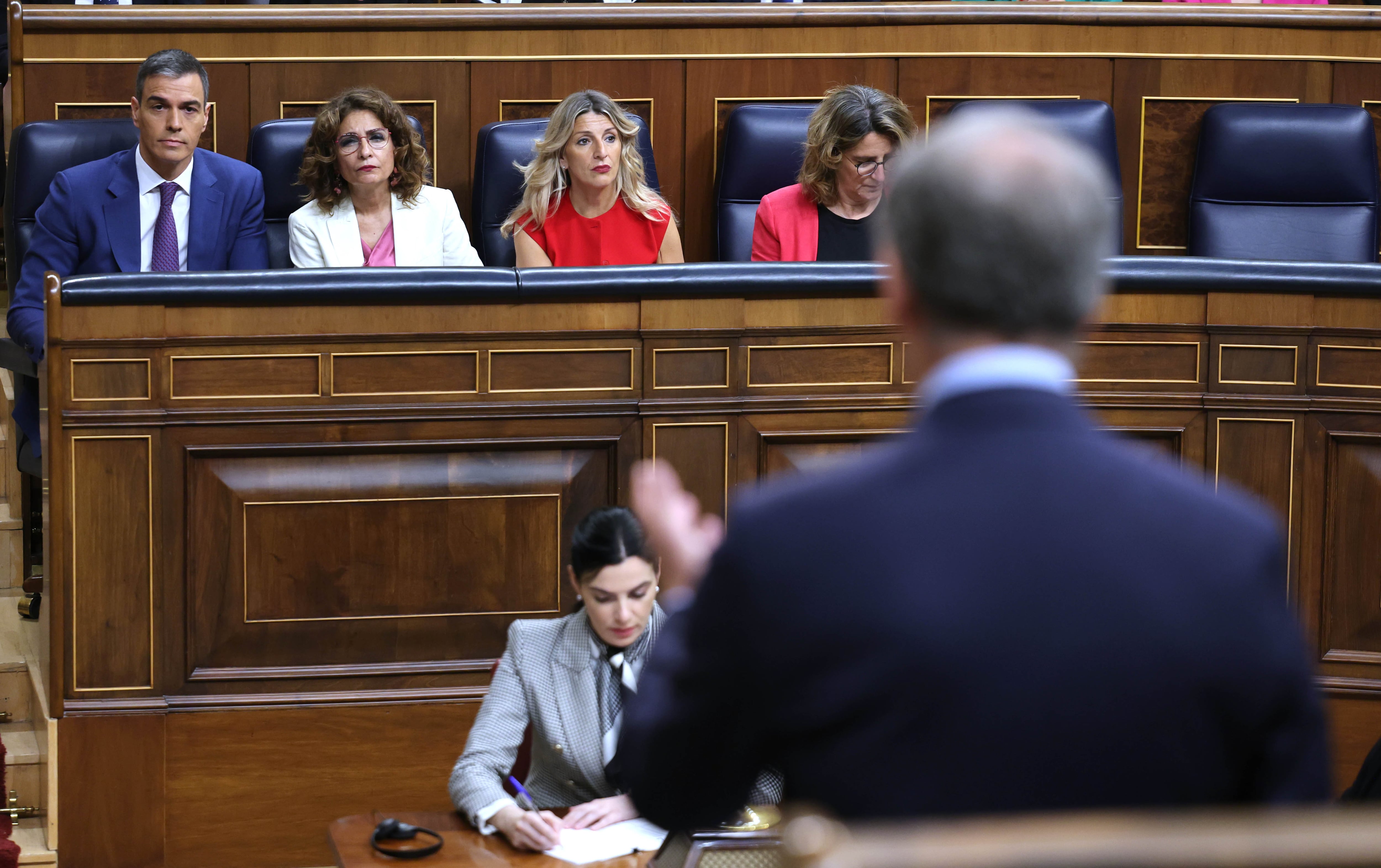 El líder del PP, Alberto Núñez Feijoo (en primer plano), durante su intervención en el Congreso. Al fondo, desde la izquierda, Pedro Sánchez, María Jesús Montero, Yolanda Díaz y Teresa Ribera. 