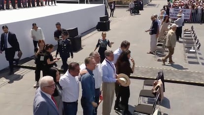 Líderes de Morena se toman una foto familiar sin percatarse de la llegada de Claudia Sheinbaum a la celebración de la nueva moratoria de los aranceles, este domingo en el Zócalo de Ciudad de México.