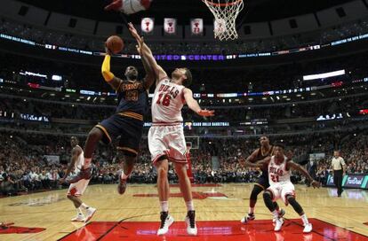 Gasol le pone el tapón decisivo a LeBron. / Jeff Haynes (AP)