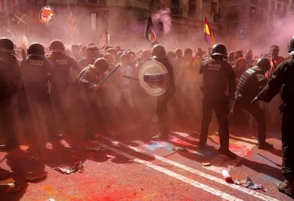 Choques entre manifestantes y varios 'mossos'.