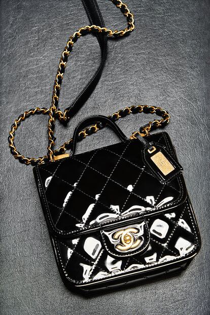 Chanel. Coco Chanel diseñó en 1924 su primer (y muy revolucionario) bolso con solapa de asa cruzada, que aún hoy sigue siendo una de las señas de identidad de la casa francesa. Esta temporada, sin embargo, se adapta a las tendencias reduciendo su tamaño.