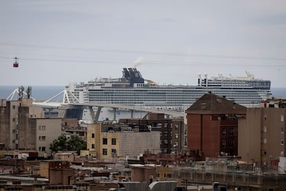 El crucero Norwegian Epic de la compania NCL, atracado en el puerto de Barcelona.