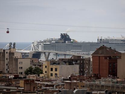 El crucero Norwegian Epic de la compania NCL, atracado en el puerto de Barcelona.