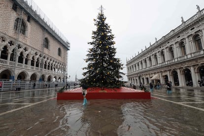 Un árbol navideño se levanta en mitad de la plaza de San Marcos, en Venecia, este sábado. El objetivo del sistema MOSE (Módulo Experimental Electromecánico) es que no se repitan los daños del 'acqua alta' de 1966, que inundó por completo la vieja urbe.