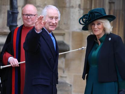 King Charles III, accompanied by the Queen Consort, Camilla, arrives this Easter Sunday at St. George's Chapel in Windsor.
