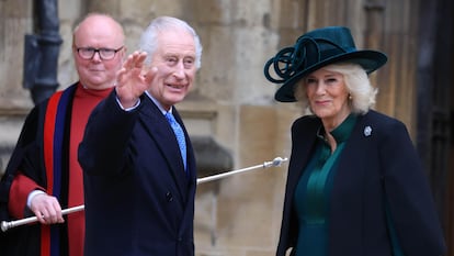 El rey Carlos III, acompañado de la reina consorte, Camila, llegaba este Domingo de Pascua a la capilla de San Jorge, en Windsor.