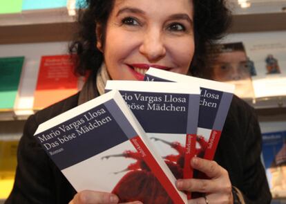 La directora de la editorial alemana Suhrkamp, Ulla Unseld-Berkewicz, sostiene ejemplares en alemán del libro 'Travesuras de la niña mala' de Vargas Llosa en la feria de Fráncfort