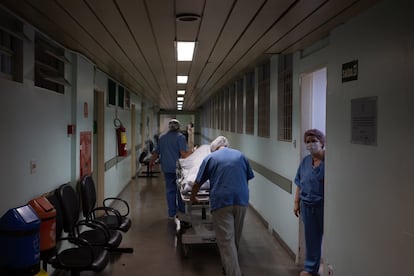 No Hospital Tide Setúbal seguem funcionando outros atendimentos, como a maternidade, num fluxo separado ao dos pacientes de covid-19. Na imagem, profissionais levam uma gestante para a sala de parto. 