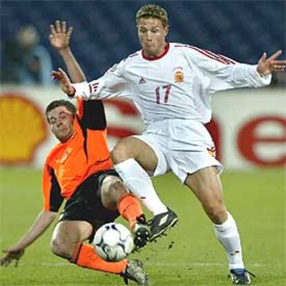 Curro Torres (de blanco), en un partido con la selección española.