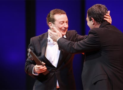 Antonio Banderas entrega el premio Málaga a Juan Diego en el festival de cine de esta ciudad.