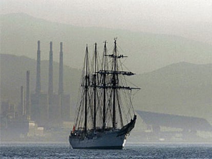 El <i>Juan Sebastián Elcano</i> navegando ayer hacia el puerto de Barcelona, fotografiado desde el patrullero P-34 <i>Alcanada.</i> /