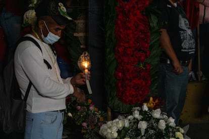 Las víctimas colocaron cruces de más de dos metros de alto hechas con lirios y rosas rojas al pie de la viga caída de la Línea 12.