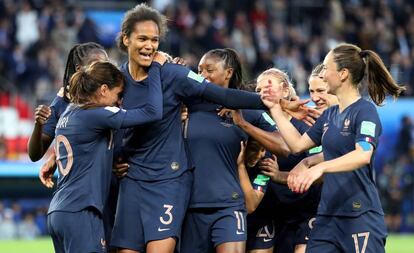 Las francesas celebran un gol a Corea.