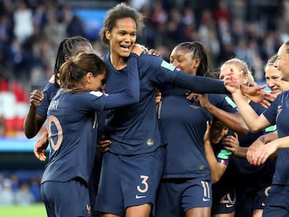 Las francesas celebran un gol a Corea.