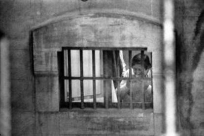 El preso Javier de la Rosa come un bocadillo en su celda, en 1994.