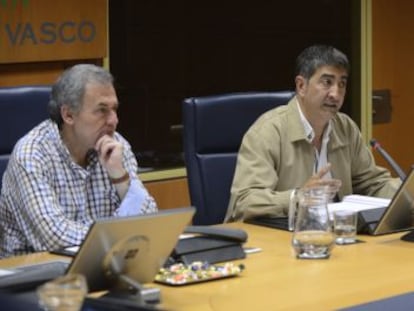 Roberto Seijó, portavoz del sindicato Erne, interviene en el Parlamento vasco.