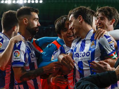 SAN SEBASTIÁN, 14/01/2023.- El delantero de la Real Sociedad Mikel Oyarzabal (2d) celebra el gol de penalti con sus compañeros Aritz Elustondo (d), Takefusa Kubo (c) y Brais Méndez (i), durante el partido de la jornada 17 de la LaLiga Santander que Real Sociedad y Athletic de Bilbao disputan este sábado en el Reale Arena, en San Sebastián. EFE/ Javier Etxezarreta
