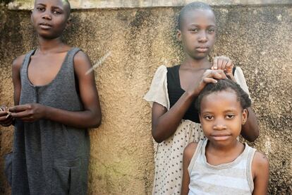 Los niños de la calle suelen moverse en pequeños grupos para protegerse entre ellos, y los adolescentes cuidan de los mas pequeños. En la foto, de izquierda a derecha, Rachel, Sumaya y la pequeña Shanti.