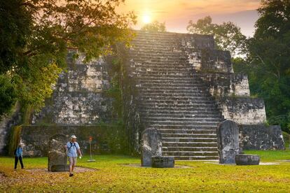 Con el olor palpable de la jungla, la tierra y la piedra, Tikal era hace 1.200 años una ajetreada metrópolis maya. Actualmente, la jungla da una inquietante bienvenida al visitante, entre lianas, gritos de animales y, de vez en cuando, los graznidos de los pájaros que hoy habitan la antigua ciudad. El yacimiento maya más importante de Guatemala es, según los arqueólogos, comparable a la antigua Roma en extensión (26 kilómetros cuadradaos), población y poder político, pero apenas se ha excavado el 10 por ciento de sus edificios. El resto permanece bajo mil años de densa jungla. Para visitarlo, los visitantes se alojan en Flores (a 65 kilómetros) o El Remate, pero si se duerme en el parque se puede disfrutar de un espectáculo único: ver salir el sol desde lo alto de un antiguo templo.