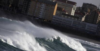 Las playas de Riazor y Orz&aacute;n en A Coru&ntilde;a, este viernes.