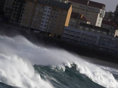 Las playas de Riazor y Orz&aacute;n en A Coru&ntilde;a, este viernes.