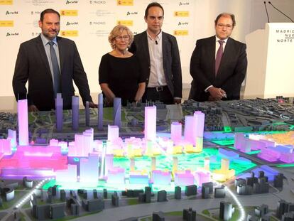 Desde la izquierda, José Luis Ábalos, ministro de Fomento; Manuela Carmena, alcaldesa de Madrid; José Manuel Calvo, concejal de Urbanismo, y Antonio Béjar, presidente de DCN, en la presentación del proyecto en julio. 