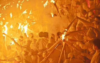 Alrededor de 2.000 personas se dirigen con las antorchas encendidas a las puertas sagradas del templo de Shinto durante el Festival del Fuego de Otou en la ciudad de Shingum en la provincia de Wakayama (Japón).