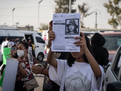 Familiares y amigos de María Angela Olguín, adolescente de 16 años se manifestaron por su desaparición en el paradero del metro Indios Verdes, en Ciudad de México.
