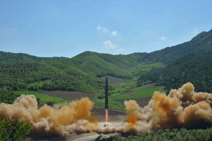 El misíl balístico intercontinental Hwasong-14 durante su lanzamiento, en una imagen sin fechar publicada por la Agencia de Noticias de Corea del Norte.