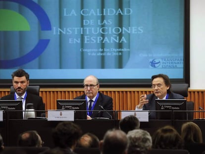 Víctor Lapuente, John de Zulueta y Jesús Lizcano durante la presentación del informe