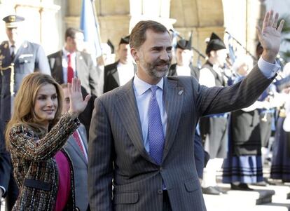 Los Pr&iacute;ncipes de Asturias saludan a su llegada al hotel de la Reconquista de Oviedo.