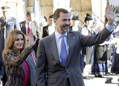 Los Príncipes de Asturias saludan a su llegada al hotel de la Reconquista de Oviedo.