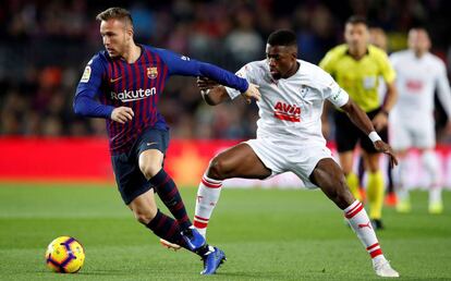 Arthur (i) y Pape Diop, en una acción del partido.