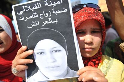 Hamida, hermana de Amina Filali, muestra una imagen de la fallecida.