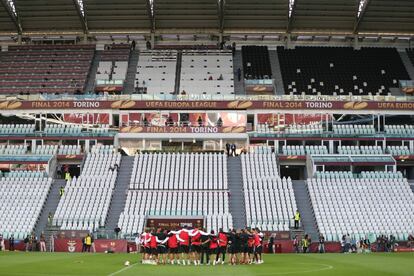 La plantilla en el cesped del Juventus Stadium