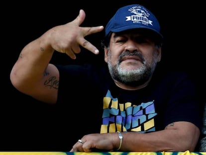 Diego Armando Maradona gesticula desde un balc&oacute;n el pasado verano durante un partido entre el Boca Juniors y el Quilmes, en el estadio La Bombonera en Buenos Aires. 