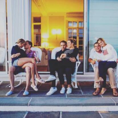 Ryan (en el centro, con su mujer Blake Lively) posa con cara de acelga en una reunión de amigos que tuvo lugar este verano en casa de la cantante Taylor Swift (izquierda).