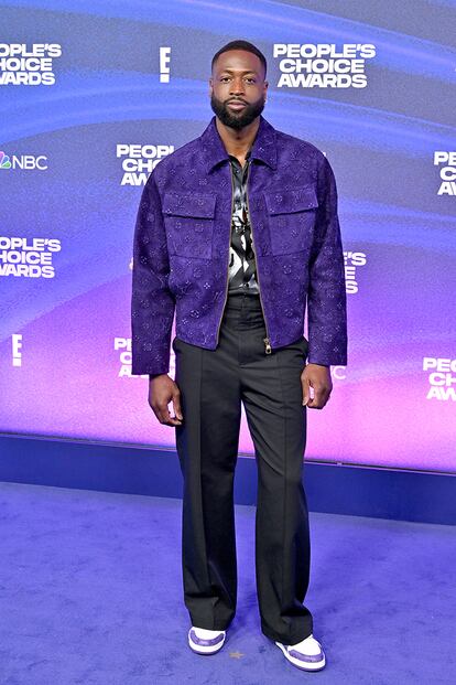 Dwayne Wade se presentó en una llamativa chaqueta morado de Louis Vuitton.